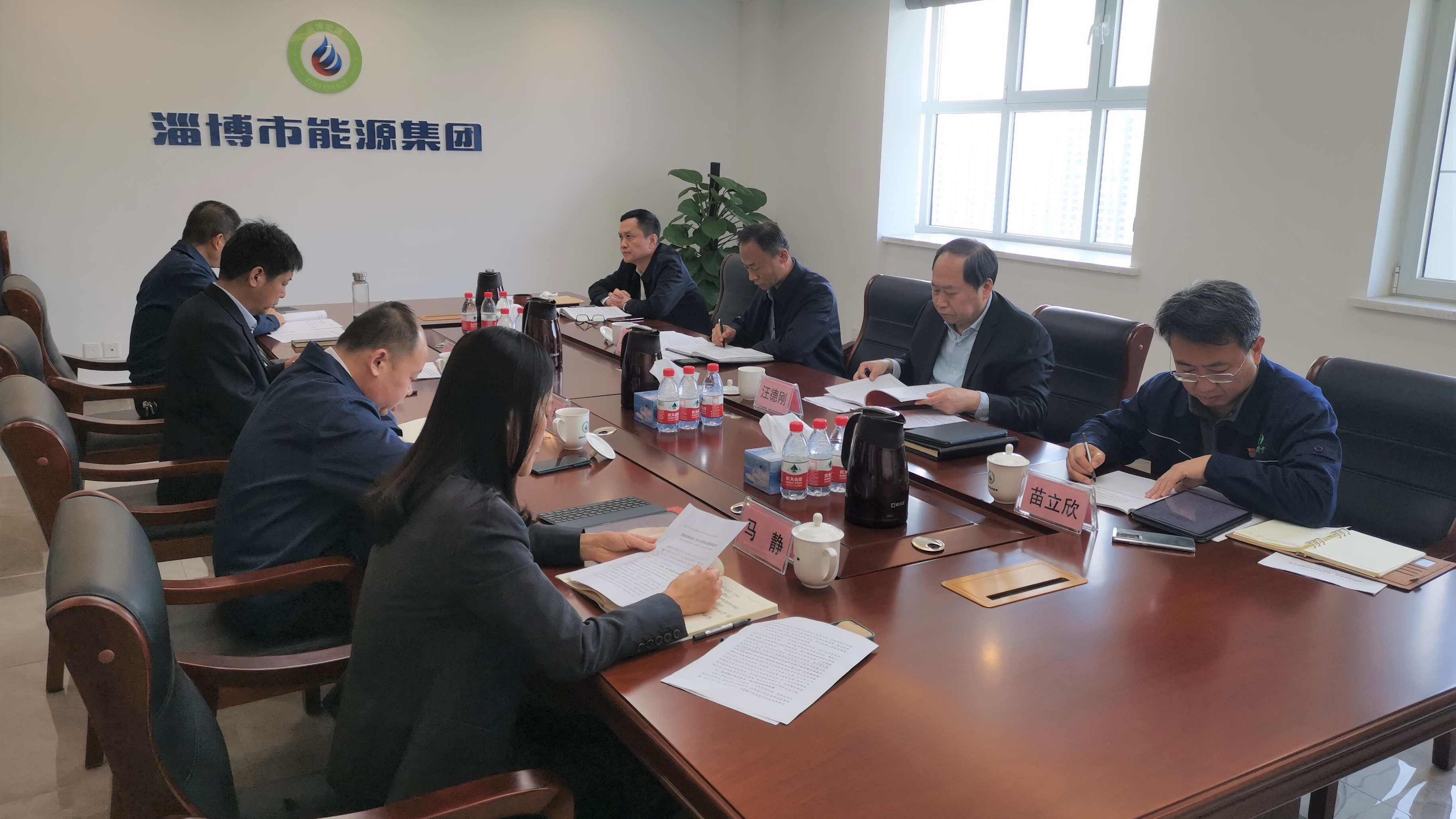 市國資委黨委委員、四級調研員韓瑞平到市能源集團列席旁聽(tīng)黨委理論學(xué)習中心組學(xué)習研討(圖1)